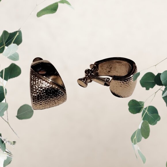 Retro Screw Back Earrings made of Gold Tone Metal in Excellent Condition - Picture 4 of 6